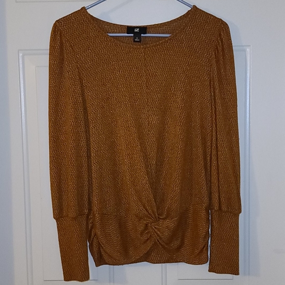 Iz Byer Tops - 10/$25 item! Small IZ Byer knit top 😍 So pretty!